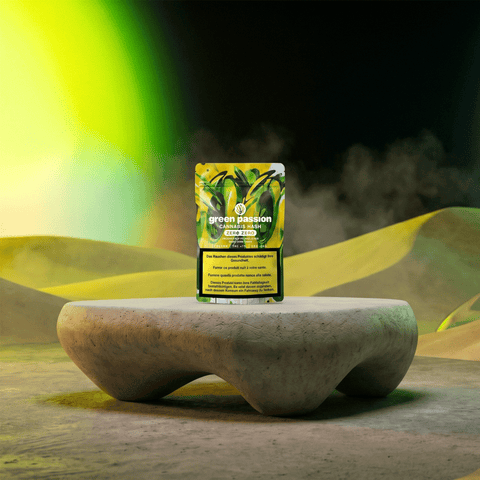 Confezione di hashish CBD Zero Zero di Green Passion su un tavolo di pietra con sfondo colorato.