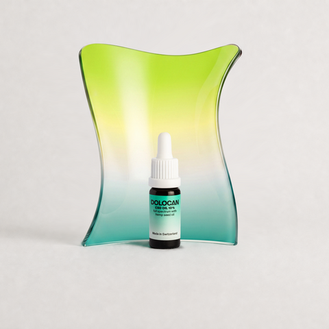 Flasche Dolocan CBD Öl 10% vor einem farbigen Hintergrund, mit Pipette und Etikett, das 'Made in Switzerland' zeigt.