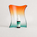 Flasche Dolocan CBD Öl 20% vor einem farbigen Hintergrund, mit Pipette und Etikett, das die Herkunft aus der Schweiz zeigt.