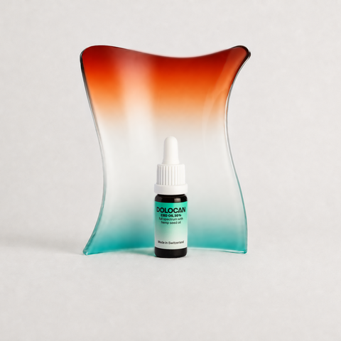 Flacon d'huile de CBD Dolocan 30 % devant un fond coloré.