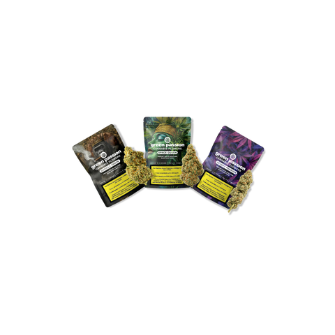 Drei Verpackungen von Green Passion CBD-Blüten mit den Sorten Space Queen, Critical und einer weiteren, jeweils mit sichtbaren Blüten davor.