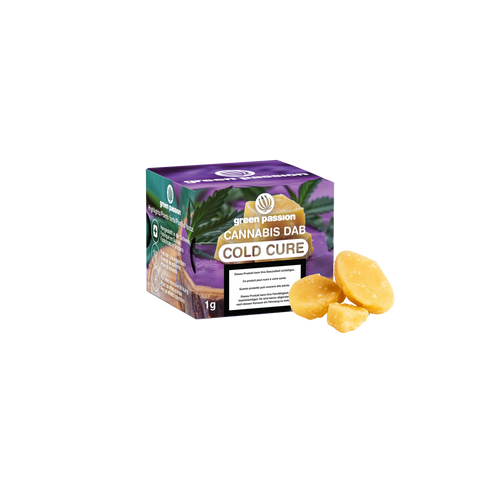 Boîte de CBD Dab Cold Cure de Green Passion avec des morceaux jaunes de concentré de cannabis à côté.