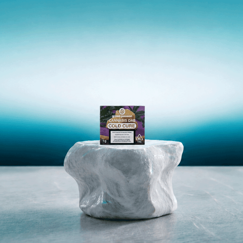 Emballage de 1g de CBD Dab Cold Cure de Green Passion, posé sur une surface en marbre avec un fond dégradé bleu.