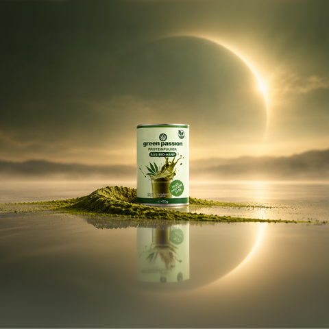 Barattolo di proteine di canapa biologica Green Passion su sfondo naturale con polvere verde sparsa.