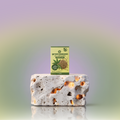 Verpackung von Green Passion Bio-Hanfsamen ungeschält, 500g, auf einem Steinblock vor einem farbigen Hintergrund.