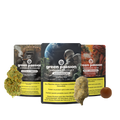 CBD Highlight-Set con prodotti Gorilla Smack, Moonrocks e Red Lebanese, presentati in confezioni eleganti, circondati da infiorescenze di cannabis.