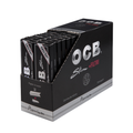 Papiers Black Premium Slim noirs OCB avec filtres, présentés dans une boîte présentoir ouverte, montrant plusieurs paquets au design élégant.