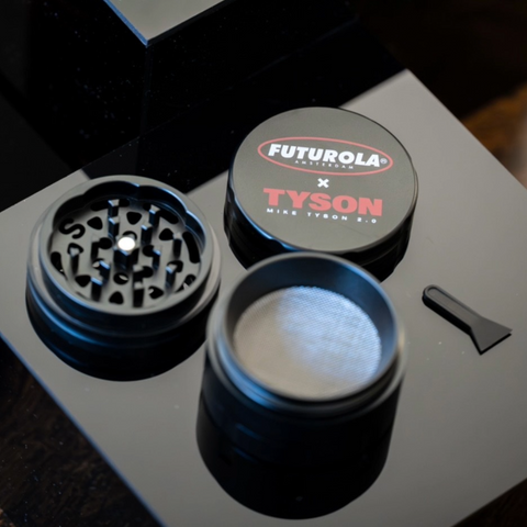 Mike Tyson 2.0 x Futurola Grinder – Grande 4 pezzi (nero)