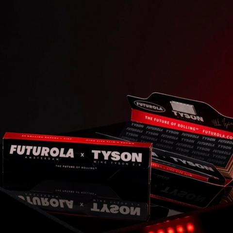 Mike Tyson 2.0 x Futurola King-Size Slim Papers und Tips in schwarzer Verpackung vor dunklem Hintergrund, betont durch rote Akzente.