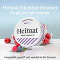 Heimat Nicotine Pouches Frosty Berry Dose mit Beeren und Eiswürfeln im Hintergrund, Text Für alle, die mehr erwarten, hergestellt in der Schweiz.