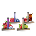 Elfbar 600v2-Set con quattro sigarette elettroniche colorate, circondate da frutta fresca e bevande, presentate su eleganti espositori in legno.