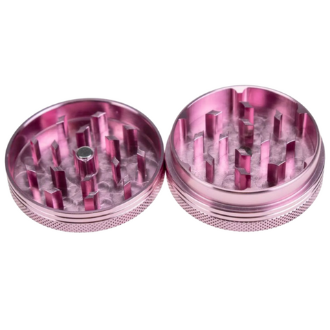 Der Black Leaf Grinder Bitch Bong in Pink, 2-teilig, 50mm, geöffnet. Hochwertiges Zubehör von Green Passion für effizientes Zerkleinern.