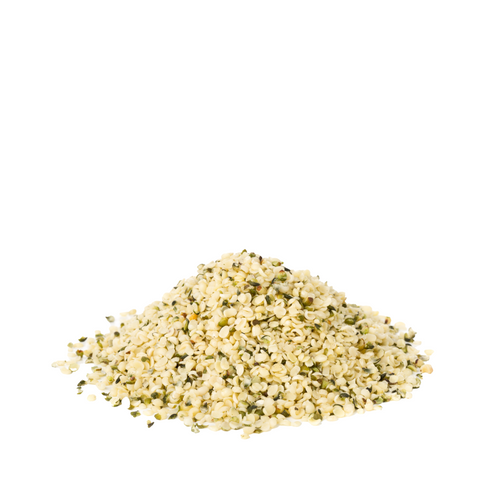 Ein Haufen geschälter Bio-Hanfsamen – naturbelassene Hanfsamen von Green Passion, reich an Proteinen und Omega-3-Fettsäuren.