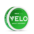 VELO Bright Spearmint avec un arôme de menthe intense, une force de nicotine équilibrée, une boîte verte stylée avec un design de marque clair
