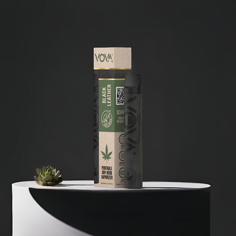 VOVA Vaporizer Black Leather im Nahaufnahme mit Verpackung – hochwertiger Trockenkräuter-Vaporizer mit 1000mAh Akku.