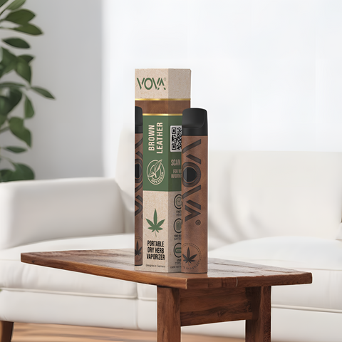 VOVA Vaporizer Brown Leather im Nahaufnahme mit Verpackung – eleganter tragbarer Kräuter-Vaporizer mit 1000mAh Akku.