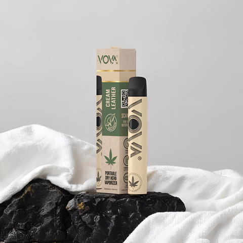 VOVA Cream Leather Vaporizer mit eleganter Verpackung – minimalistischer Verdampfer für trockene CBD Blüten & Kräuter mit edler Lederoptik.