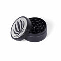 Green Passion Grinder in alluminio nero con logo – resistente, affilato e stiloso. Perfetto per tritare fiori di CBD.