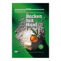 Ein saftiges Stück Hanfkuchen auf einem Holzteller.