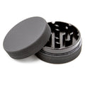 Grinder CBD noir en métal avec dents tranchantes et fermeture à vis – idéal pour moudre finement le chanvre.