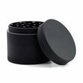 Grinder en aluminium robuste noir avec un corps profond – parfait pour effriter des fleurs de CBD, stylé et discret.