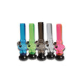 Fünf bunte Acrylbongs, jeweils 17 cm hoch, stehen nebeneinander. Die Farben sind Blau, Grün, Schwarz, Klar und Pink.